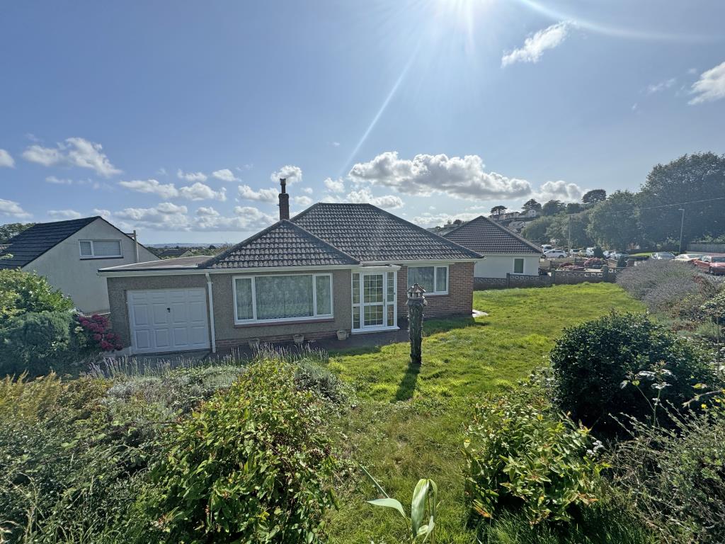 Lot: 131 - DETACHED BUNGALOW REQUIRING MODERNISATION ON A GENEROUS PLOT - External front view of the property